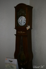 Une horloge comtoise, dans un angle de la boutique