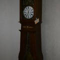 Une horloge comtoise, dans un angle de la boutique