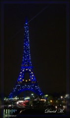 1 La Tour Eiffel scintille