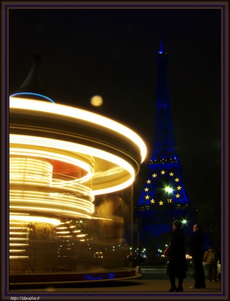 3_La_Tour_Eiffel_et_un_caroussel.jpg